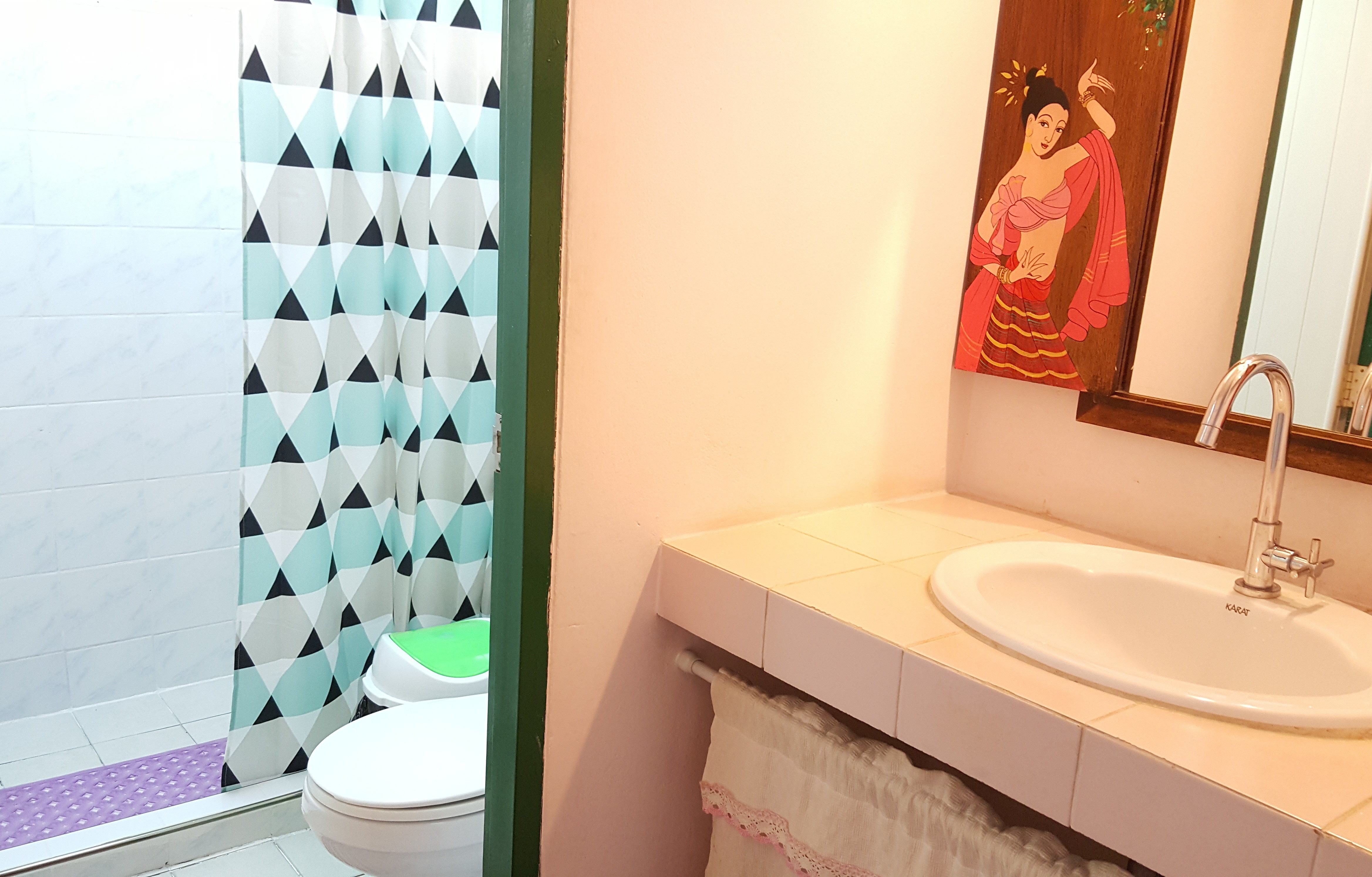 チェンマイの女性専用タイ古式マッサージスクール「V-チェンマイ」の共同シャワー＆トイレ＆洗面台（1F）