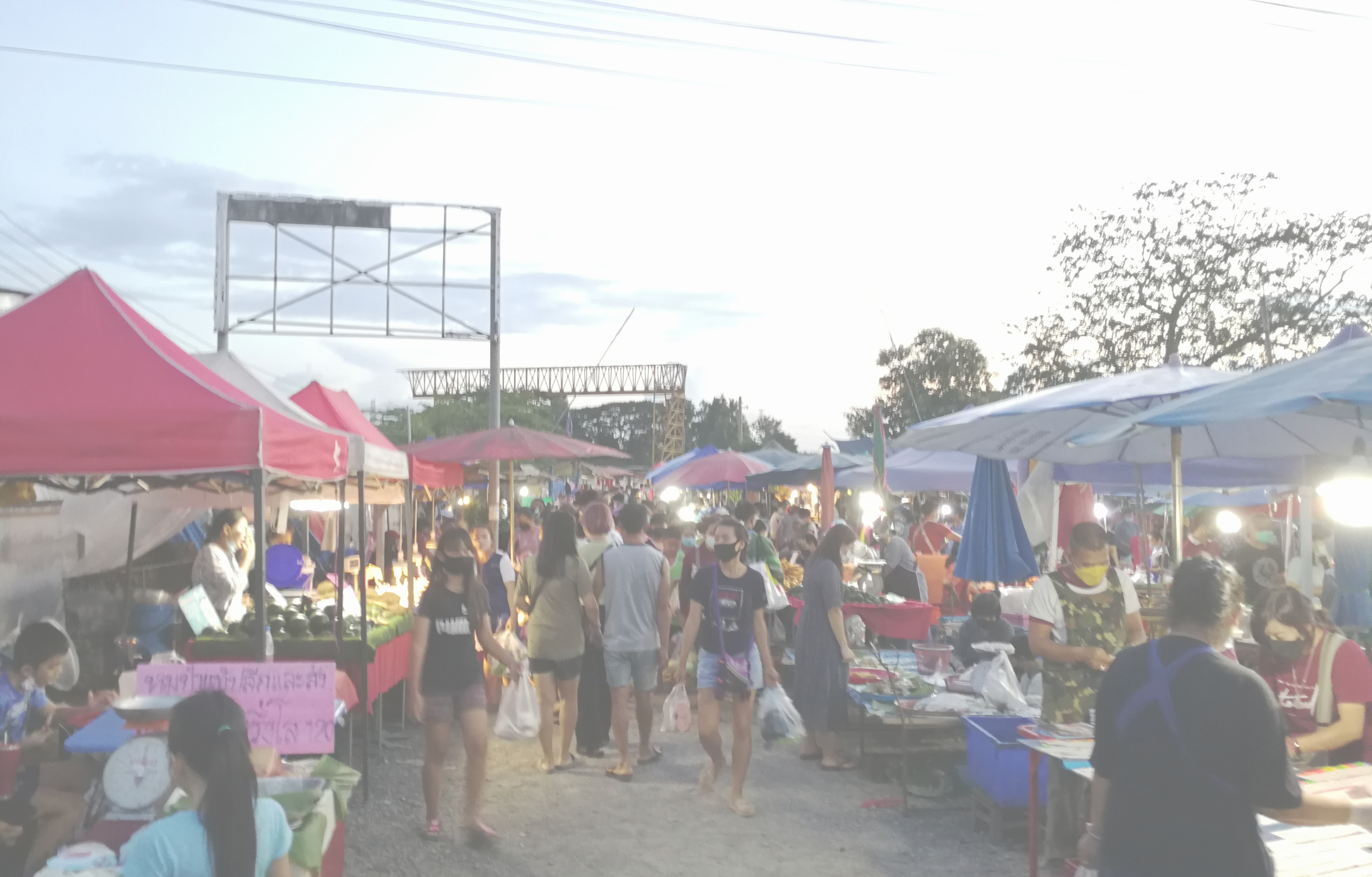 チェンマイのタイ古式マッサージスクール「V-チェンマイ」の青空市場