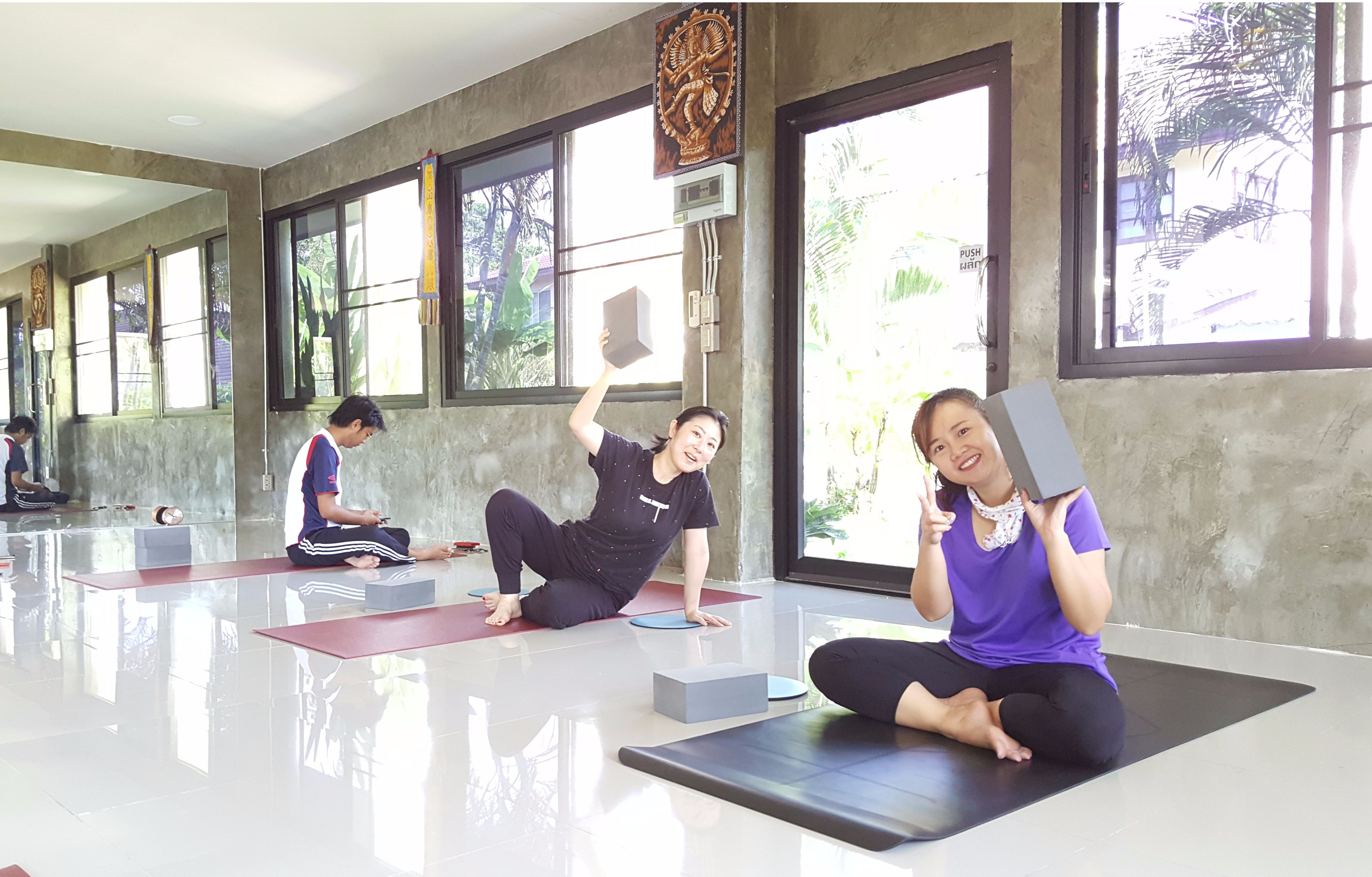チェンマイのタイ古式マッサージスクール「V-チェンマイ」のヨガ教室