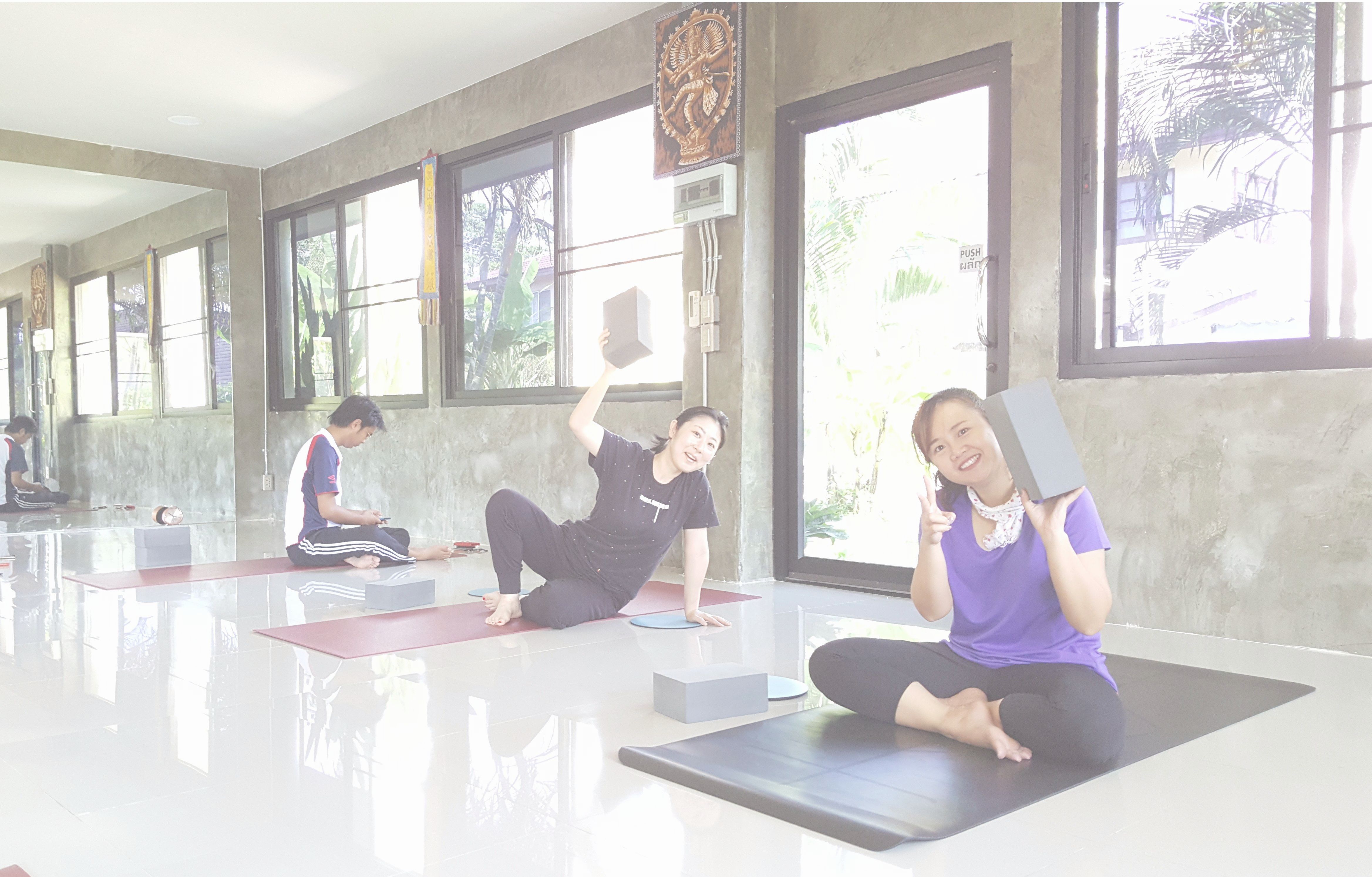 チェンマイのタイ古式マッサージスクール「V-チェンマイ」のヨガ教室