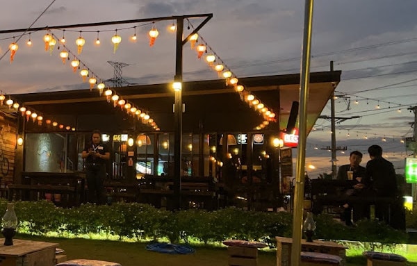 チェンマイのタイ古式マッサージスクール「V-チェンマイ」のオシャレ居酒屋風