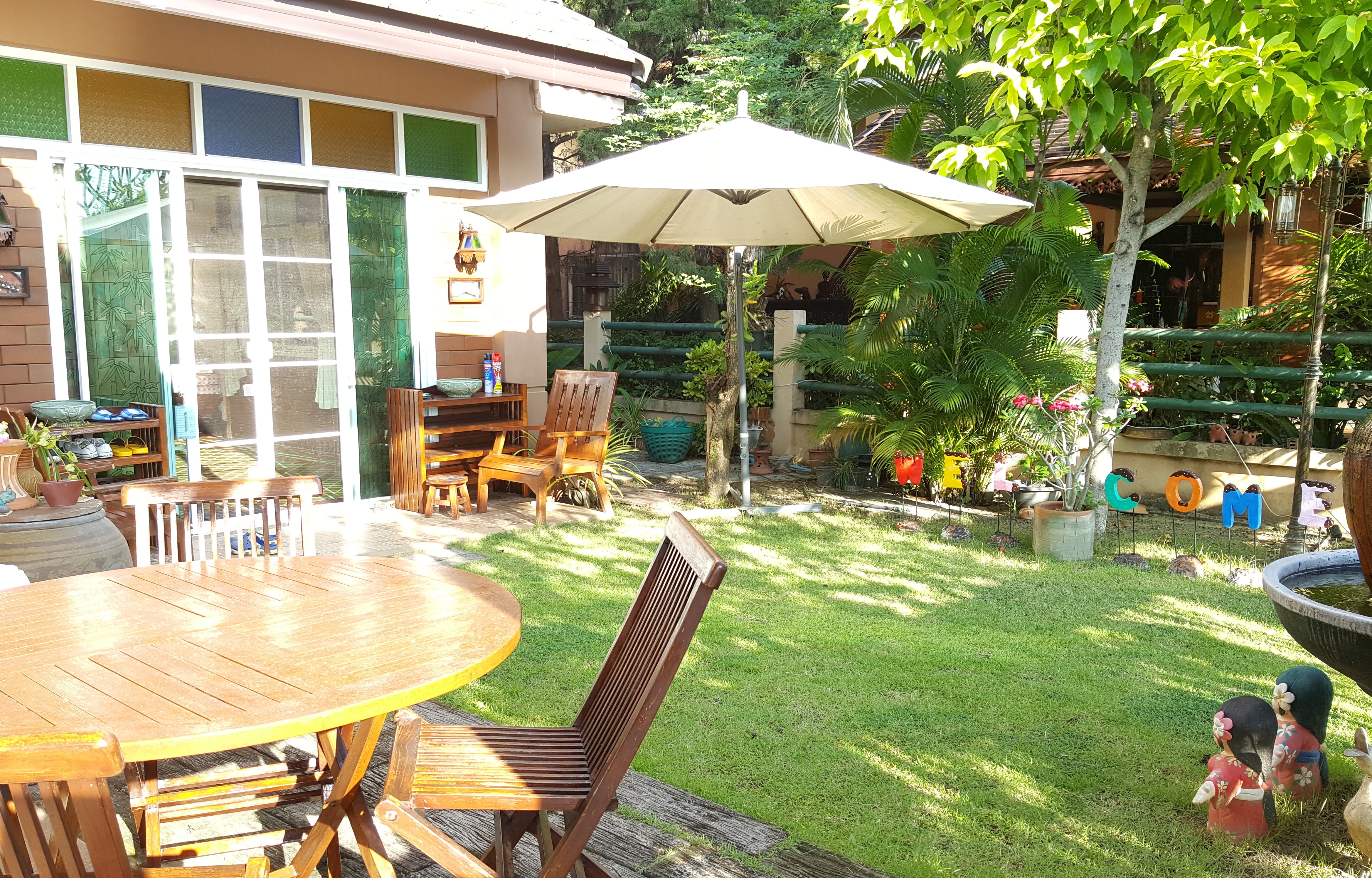 チェンマイの女性専用タイ古式マッサージスクール「V-チェンマイ」の寛ぎの庭