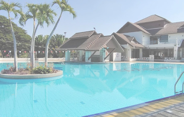 チェンマイのタイ古式マッサージスクール「V-チェンマイ」の近隣プール