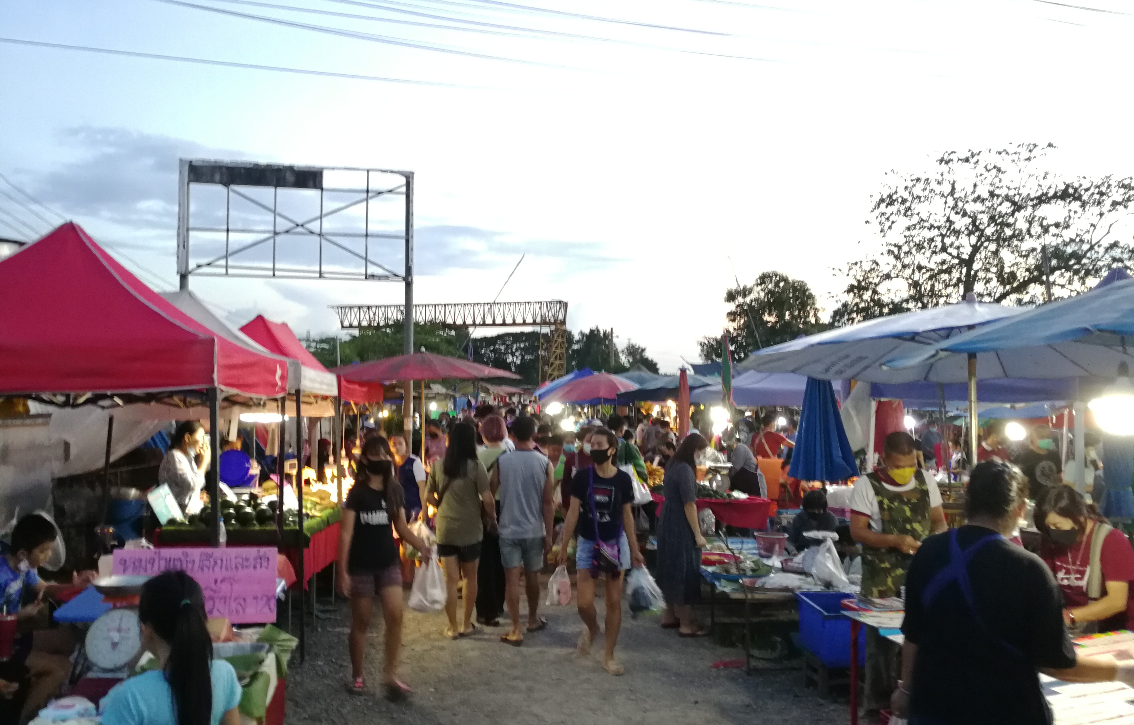 チェンマイのタイ古式マッサージスクール「V-チェンマイ」の近隣青空市場