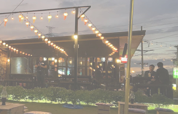 チェンマイのタイ古式マッサージスクール「V-チェンマイ」の近隣オシャレ居酒屋風